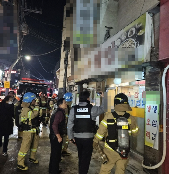 서울교통공사 소속 지하철 보안관들이 지난 3일 저녁 식사를 하고 나오던 중 화재를 진압했다.<서울교통공사 제공>